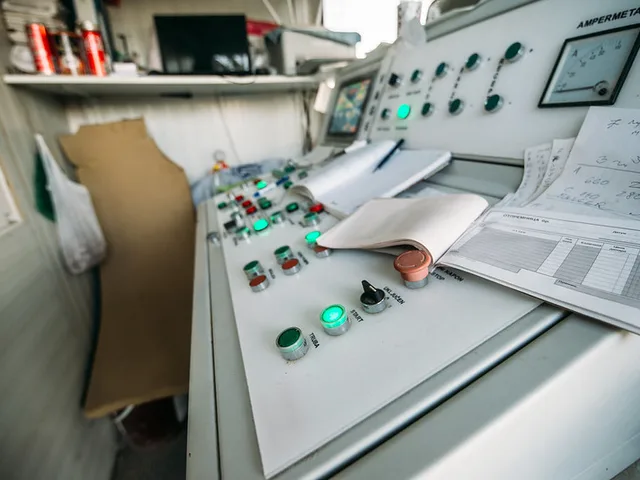 Gépészeti vezérlőpult közelről, mérőműszerekkel és kapcsolókkal egy energetikai üzemeltetési helyiségben